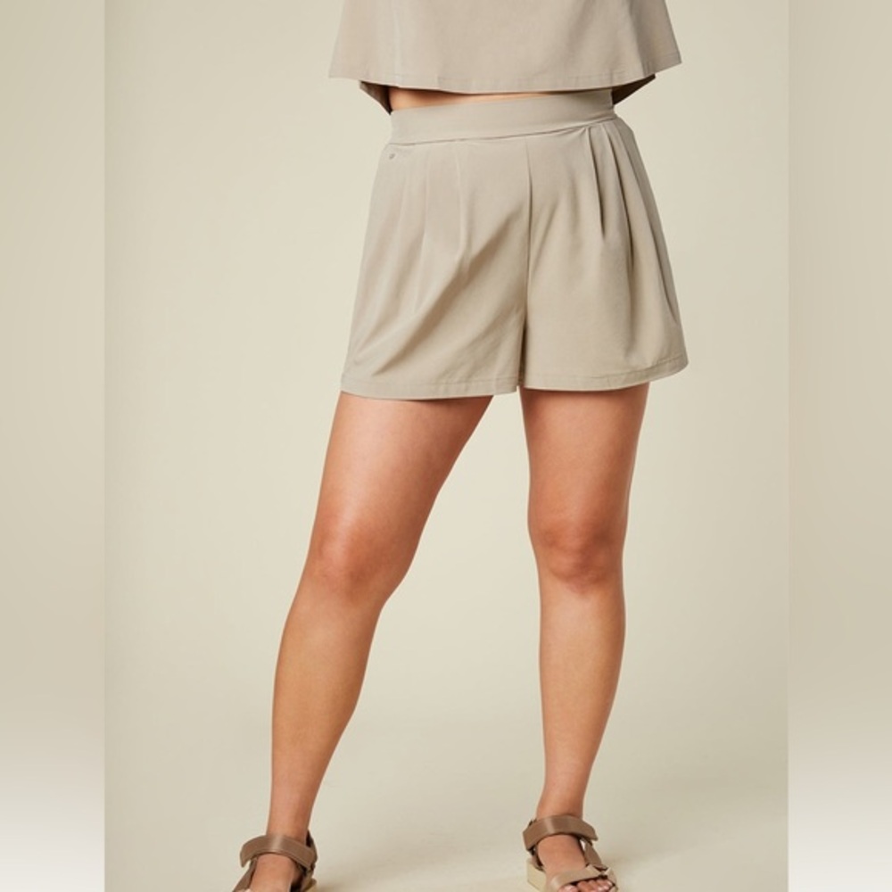 NWT Wayre Travel Pocket Flow Short Size Large in Taupe Aluminum